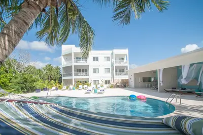 Image de 4br luxe Seven Mile Beach, dormir 10 vue sur la piscine. Vue sur l'océan depuis le toit-terrasse