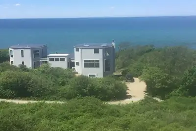 Image de Maison de plage contemporaine sur dune directement sur la baie de Cape Cod