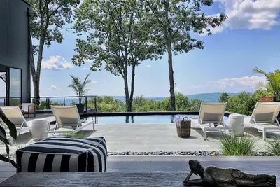 Image de Stunner moderne, vue imprenable sur la piscine