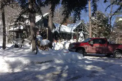 Image de Private Cabin 1 mile de 30ft Waterfall Wifi & Cable, tente dans la cour. Chiens ok