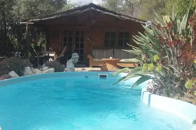 Image de Belle cabane en bois avec piscine idéale pour une retraite romantique