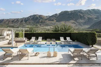 Image de Villa familiale avec grande piscine dans un cadre idyllique, vue mer / montagne