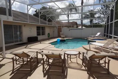 Image de 3 Br Private Pool Home 5 milles de Disney - Piscine gratuite + Spa Heat & Gas Grill