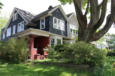 Image de Charmante maison proche du coeur du village de Bryn Mawr dans une rue résidentielle tranquille
