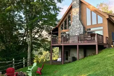 Image de Belle maison en bois avec des vues spectaculaires sur les montagnes. Isolé, fabuleux.