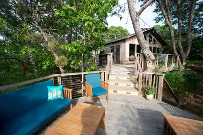 Image de \"Treehouse\" moderne Ă Truro Hills