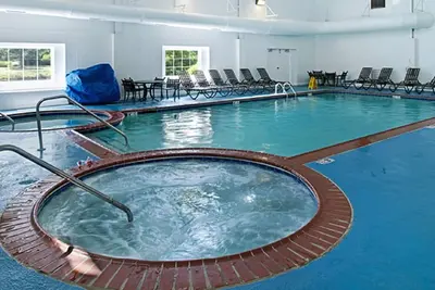 Image de ÉNORMES 4 Bdrm Dorment 12 ~ Seulement 8 Miles Aux Jardins Busch ~ Beaucoup De COMMODITÉS ~ RÉSERVEZ Maintenant