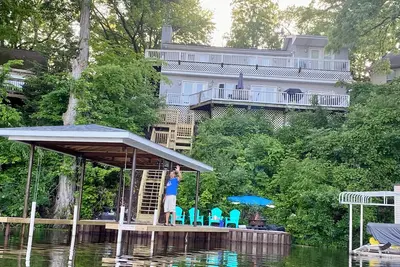 Image de Amazing Lakefront House avec toutes les commodités!