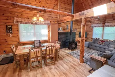 Image de Winnipecabin - Belle cabane en rondins avec accès à l’eau et bain à remous - proche de tout!