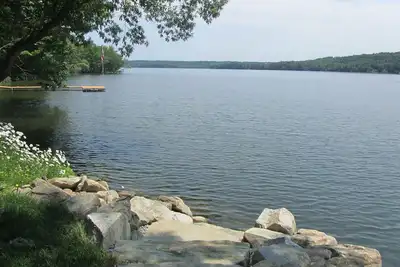Image de Magnifique chalet au bord du lac, à distance de marche du parcours de golf 36 trous.