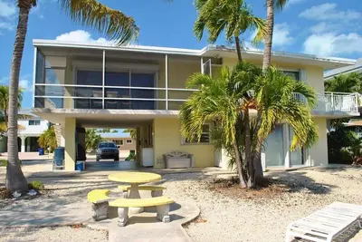 Image de Au bord du canal, 2 chambres à coucher et 1 chambre à coucher dans Venetian Shores - 107 San Remo
