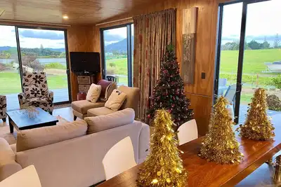 Image de Raio Lodge, Pukenui. Moderne et autonome à aire ouverte, capacité de 2 à 6 personnes,