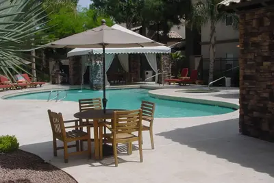 Image de Condo de luxe donnant sur son luxuriant Verts et un palmier Dans Ensoleillé Scottsdale
