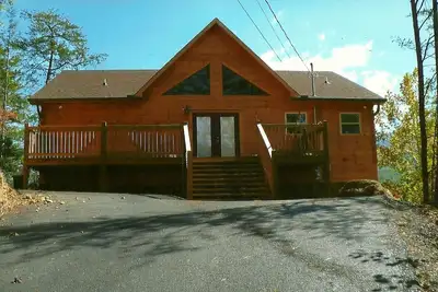 Image de Cabine de 5 chambres à Gatlinburg avec Home Cinéma près de Rocky Top Sports comple
