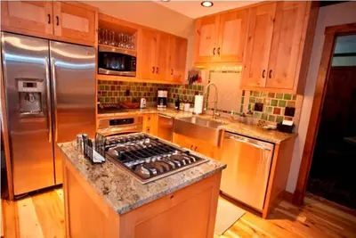 New 2 Br Penthouse Condo par Gondola - bain à remous, douche à vapeur, 50 'Tv, Wifi, A / C