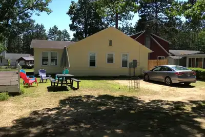 Image de Cozy Yellow Lakefront Cottage