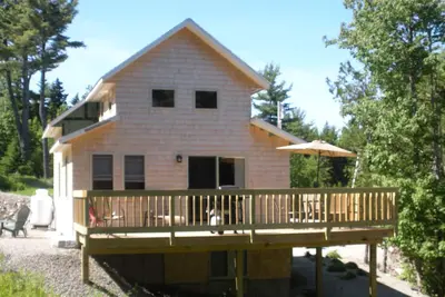 Image de New Cottage In Town & dans les bois avec un petit ruisseau côté