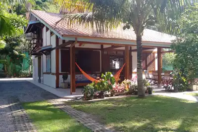 Image de spacieuse maison confortable avec jardin