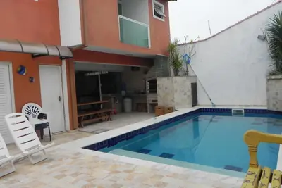 Image de Maison confortable, promenade dans le sable - 4 suites avec air conditionné.