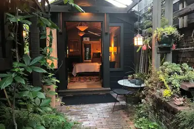 Image de Belle et Lush Invisible Wisteria Cottage