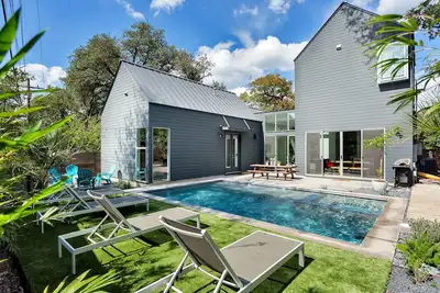 Image de (Piscine et bain à remous) Modern Zilker Farmhouse