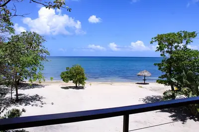 Image de Élégante villa en front de mer personnalisée avec plancher aux murs de verre au plafond, 180 Sea-View