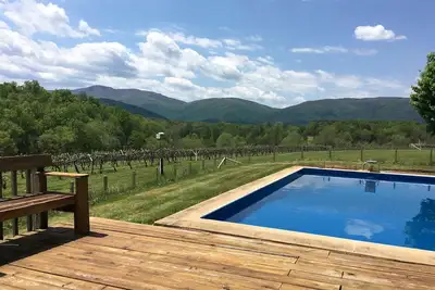 Image de Ferme sur le vignoble de travail près de Blue Ridge Mountains, Charlottesville