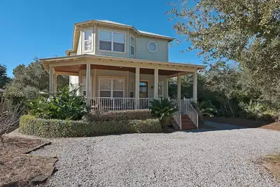 Image de Adorable maison à moins d'un pâté de maisons du golfe avec piscine privée!