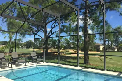 Image de Luxueuse 4 chambres 3 salles de bains Villa. Pont prolongé et la piscine ont une vue fairway.