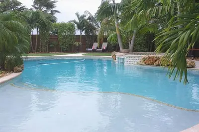 Image de Tropical Paradise, privée chauffée à l'eau salée Piscine & Spa, Built-in-Bbq