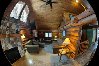 Image de Privé Log Lodge Niché dans Chippewa National Forest Sur calme lac.