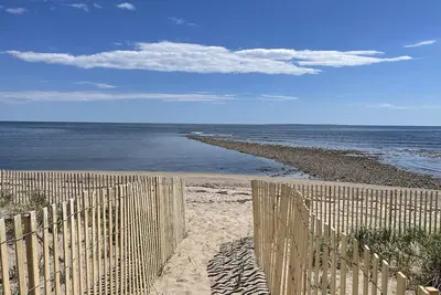 Image de Oceanfront! Plage privée, moderne, WiFi, Hdtv, A / C dans nos 2 chalets