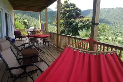 Image de Vues sur la vallée. Appartement dans une maison en ciment de deux étages avec un porche de 45 pieds!