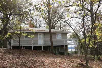 Image de Briarwood Cabin, surplombant le lac Norfork près de Mountain Home, Arkansas.