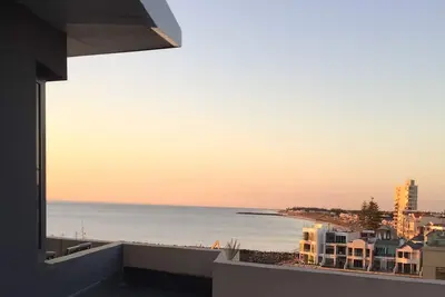 Image de 30% de rabais sur le parking gratuit Wi-Fi. . . gratuit au parc Glenelg Beach Park de Juin
