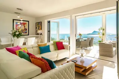 Image de Luxueusement nommé Villa moderne avec piscine privée et vue panoramique imprenable