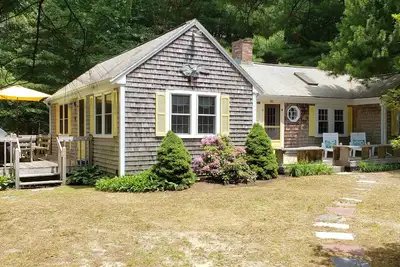 Image de Maison de style chalet pittoresque près du lac Wequaquet à quelques pas de la plage d'association privée