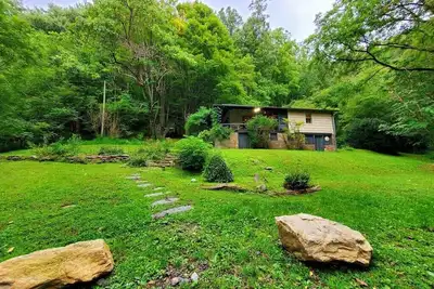 Image de Bears Den: Cottage privé, confortable et bien entretenu avec bain à remous donnant sur la rivière.