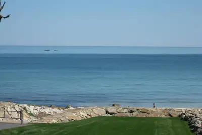 Image de Maison en bord de plage avec pelouse sur le sable