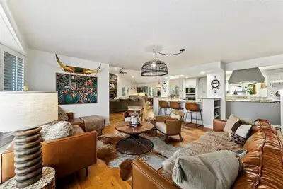 Image de Piscine privée, espaces de rassemblement pour les familles, intérieur et extérieur, événements et mariages.