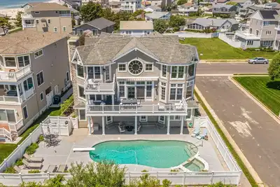 Image de Manoir de luxe face à l'océan avec piscine chauffée, ascenseur, grill et suites à gogo