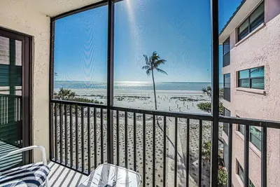 Image de Gulf Front Condo, 25 pieds de la plage, des vélos gratuits