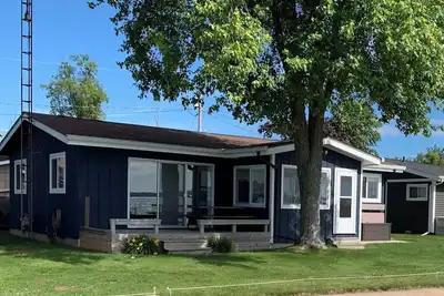 Image de Lakefront Cottage situé sur la rive ouest de la baie nord de Houghton Lake