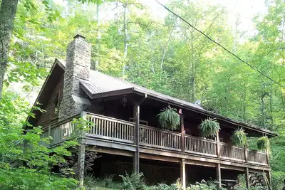 Image de Grande cabane en rondins isolée, à côté du pont naturel / des gorges de la rivière Rouge