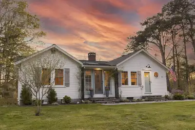 Image de Propriété pittoresque en bord d'étang - The Beach Glass Cottage