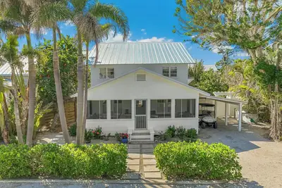 Image de Cottage historique 1911 avec piscine, 2 blocs de couchers de soleil orange sur la plage et la ville