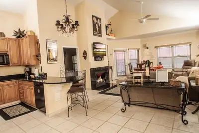 Image de 309 - Condo au bord du lac spacieux, vues à couper le souffle, piscine INTÉRIEURE et Exterieure