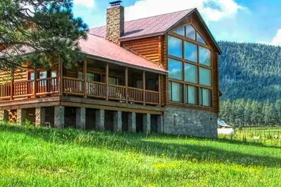 Image de High Country Retreat - Maison en bois rond avec vue sur la montagne et l'étang