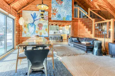 Image de Modern, Artsy, & Lofty Log Maison