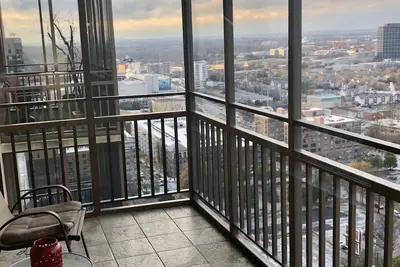 Image de Confortable Meublé 1 Bd Spectaculaire Vue Nord Parking réservé Pas de frais de nettoyage